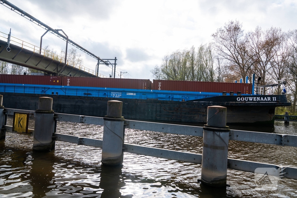 Schip vaart tegen spoorbrug, treinverkeer stilgelegd