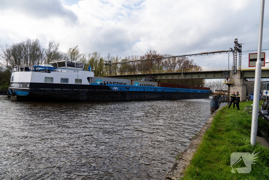 Schip vaart tegen spoorbrug, treinverkeer stilgelegd