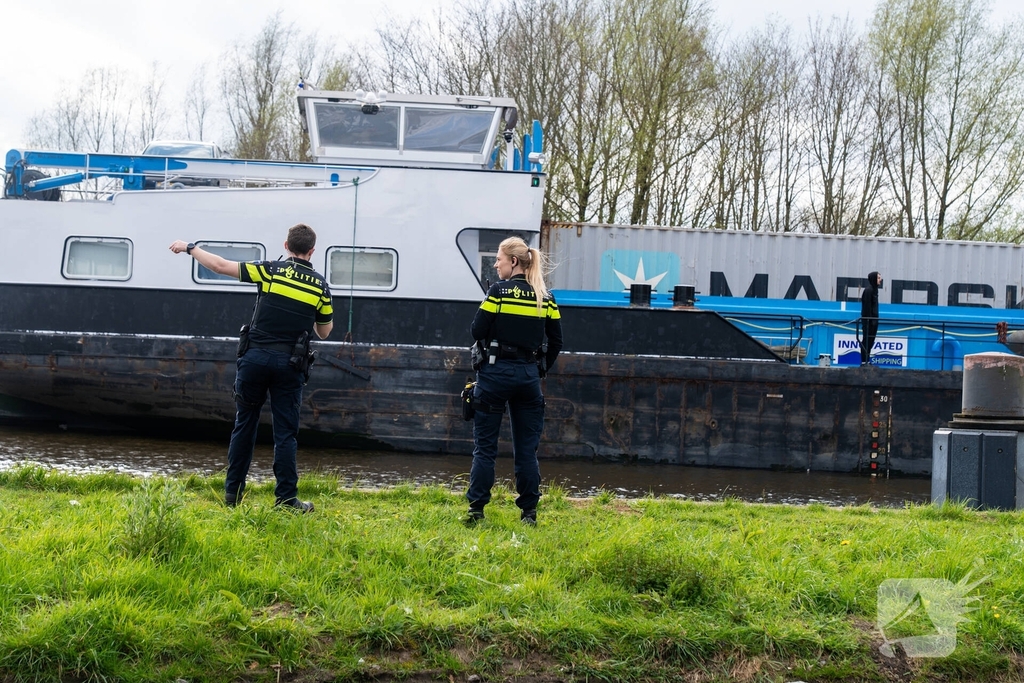 Schip vaart tegen spoorbrug, treinverkeer stilgelegd