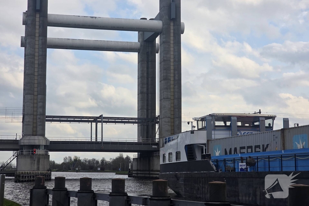 Schip vaart tegen spoorbrug, treinverkeer stilgelegd