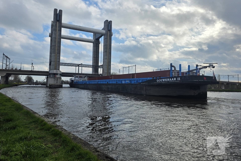 Schip vaart tegen spoorbrug, treinverkeer stilgelegd
