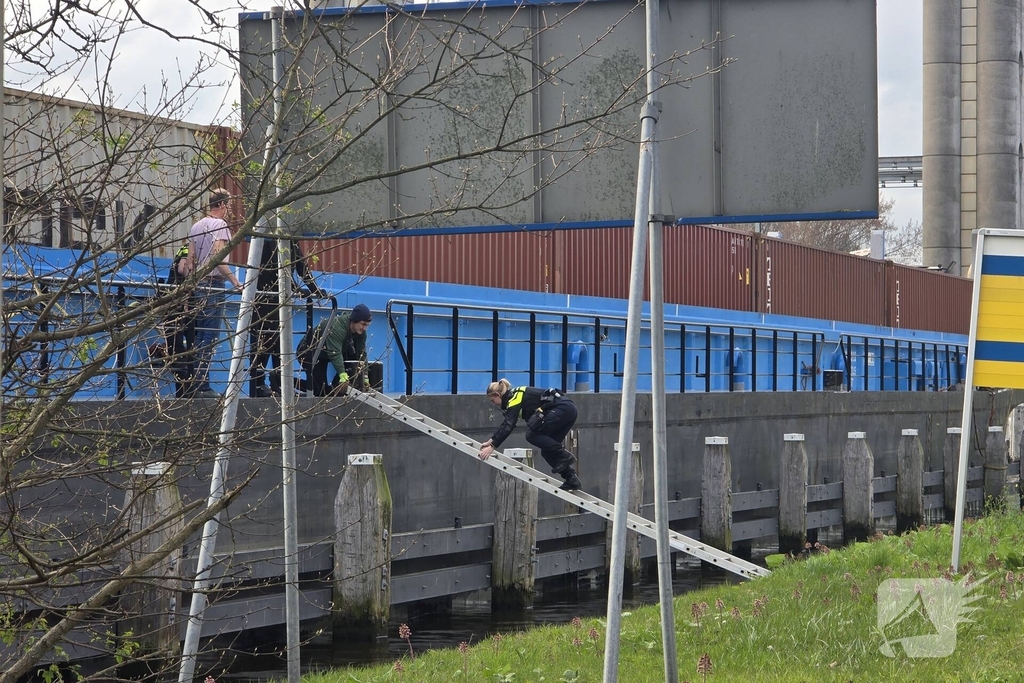 Schip vaart tegen spoorbrug, treinverkeer stilgelegd