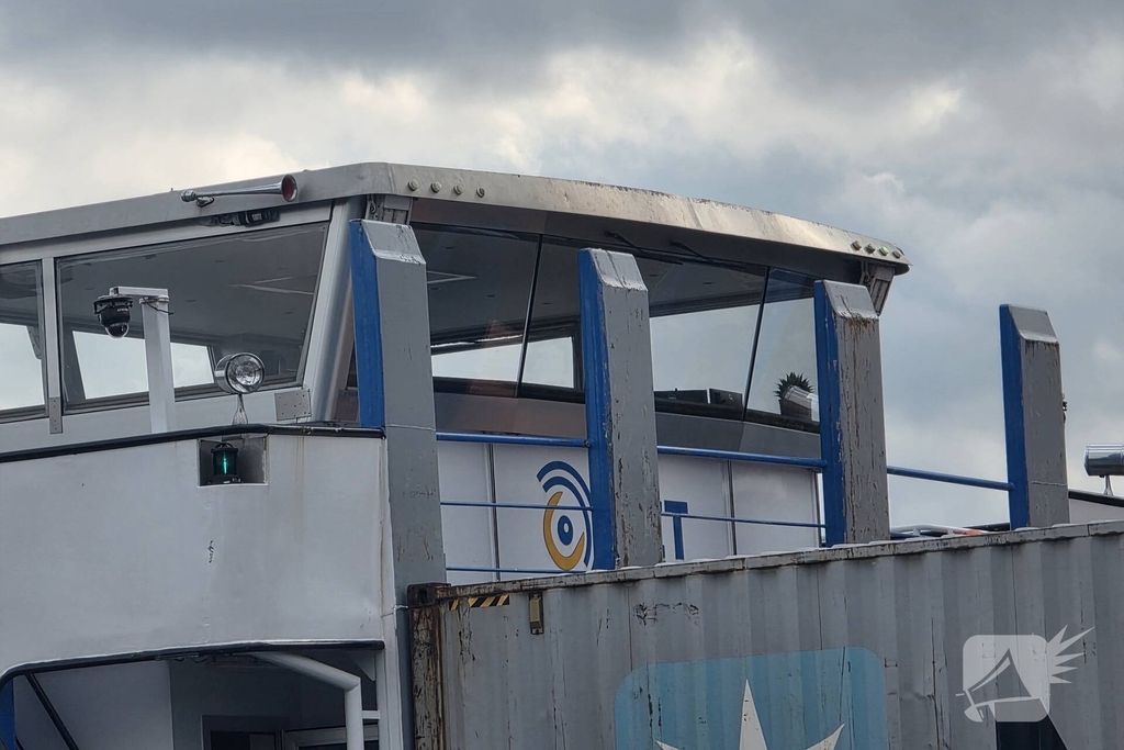 Schip vaart tegen spoorbrug, treinverkeer stilgelegd