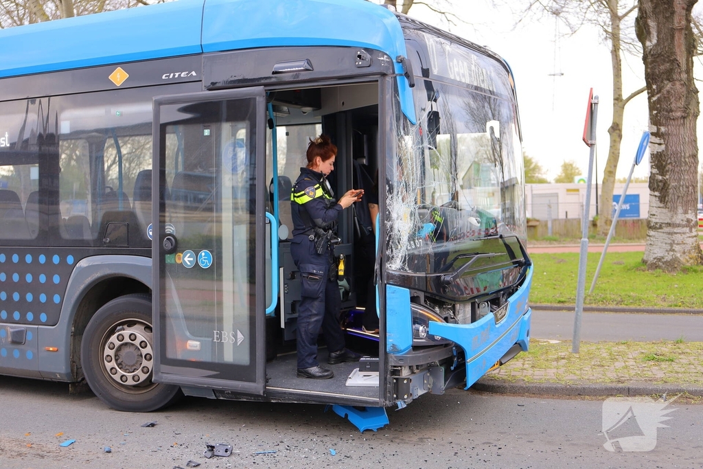 Toeristen opgevangen na ongeval met stadsbus