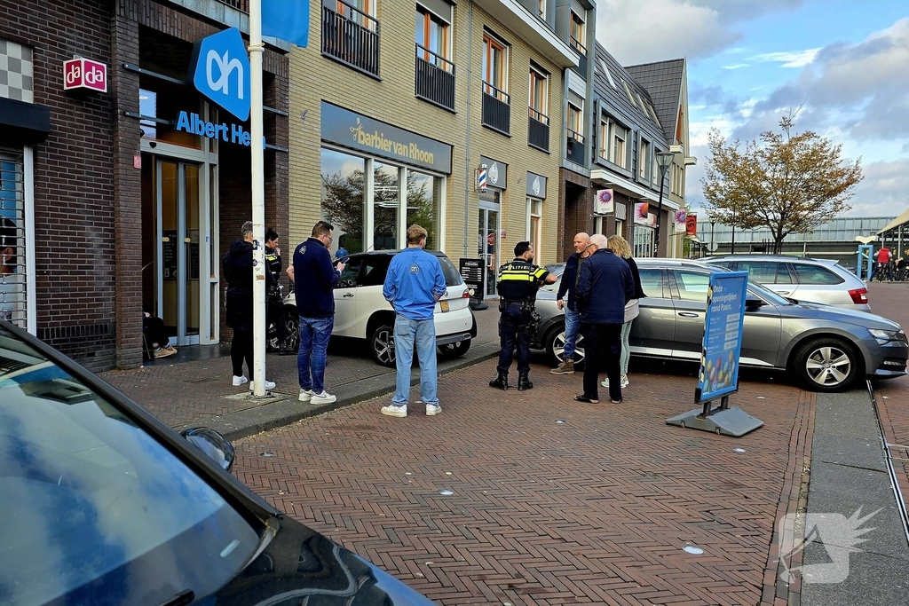 Brommobiel botst tegen gevel van supermarkt