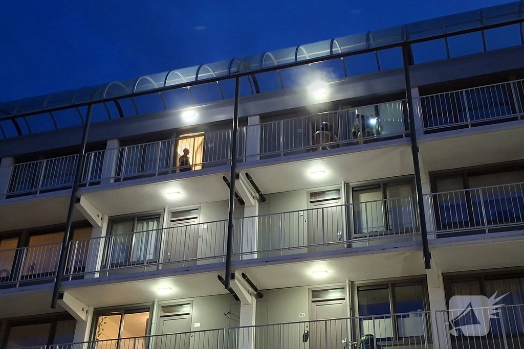 Omstanders melden woningbrand door afgaande rookmelder