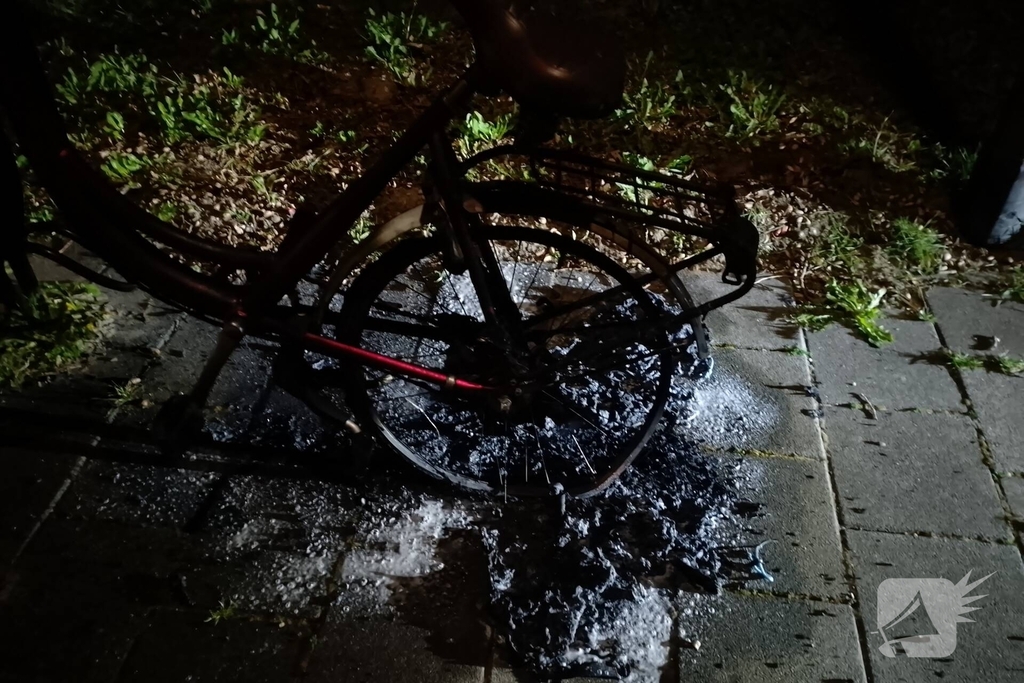 Politieagent bluste brandende fiets