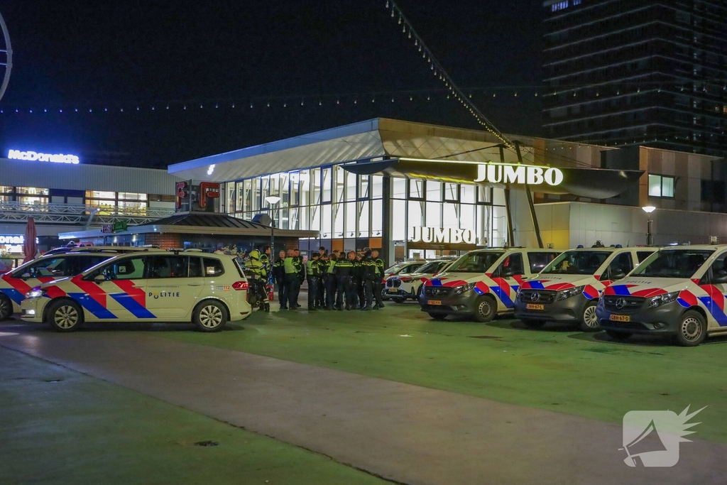 Jongeren bekogelen brandweer tijdens containerbrand
