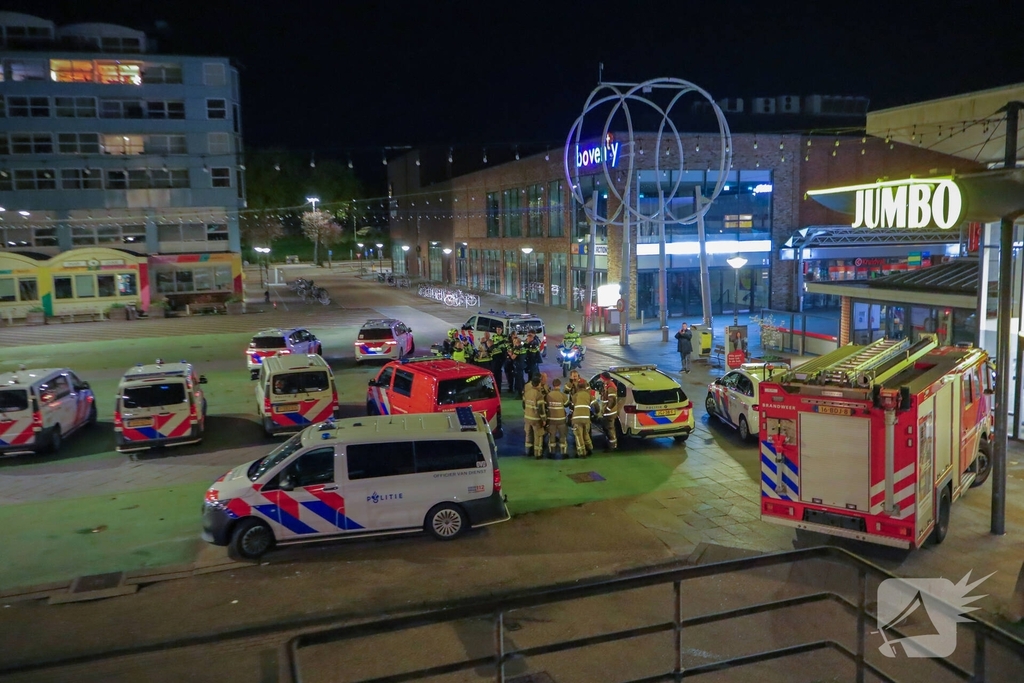 Jongeren bekogelen brandweer tijdens containerbrand