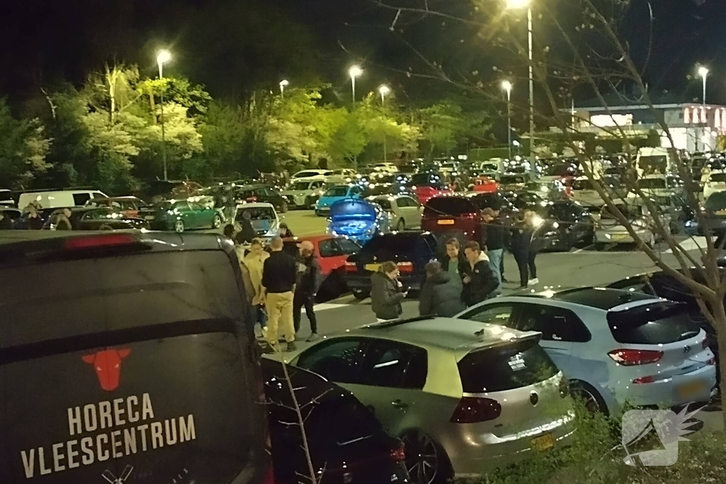 Politie grijpt in bij carmeet op parkeerplaats