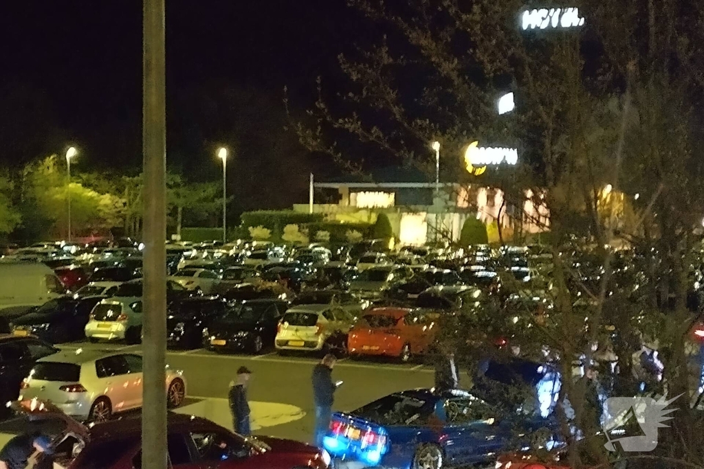 Politie grijpt in bij carmeet op parkeerplaats