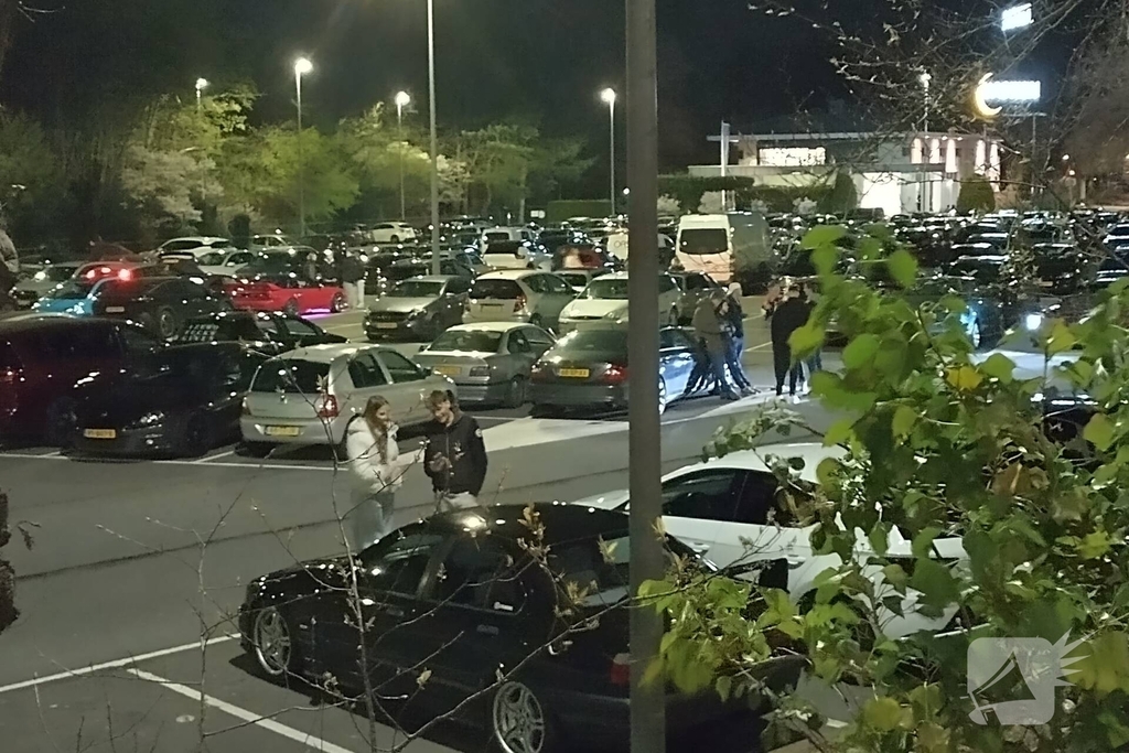 Politie grijpt in bij carmeet op parkeerplaats