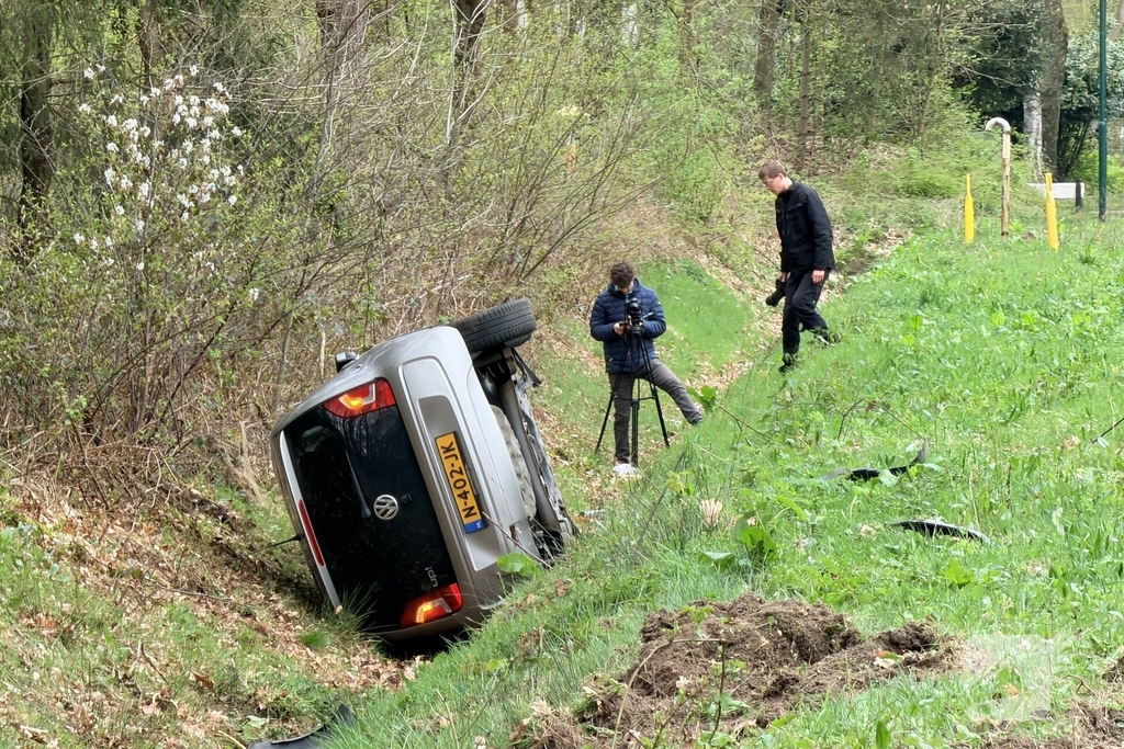 Auto belandt in sloot na aanrijding met lantaarnpaal