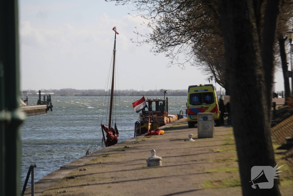 Bootje op drift met meerdere personen