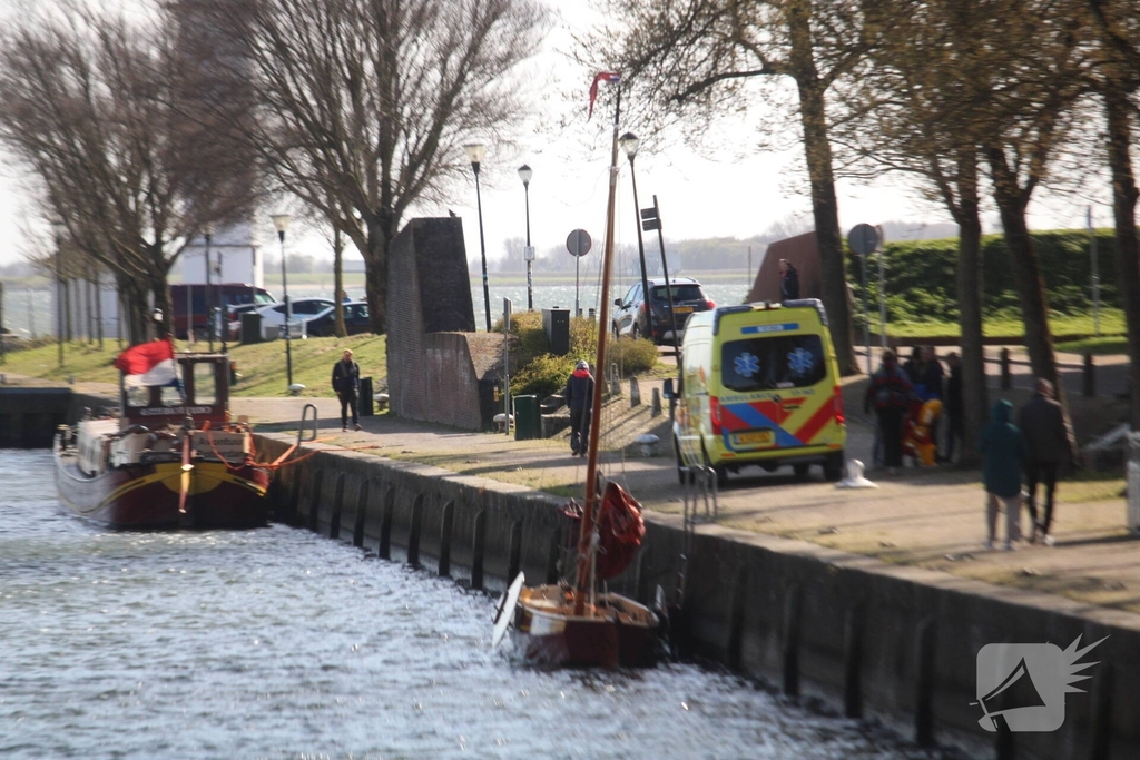 Bootje op drift met meerdere personen
