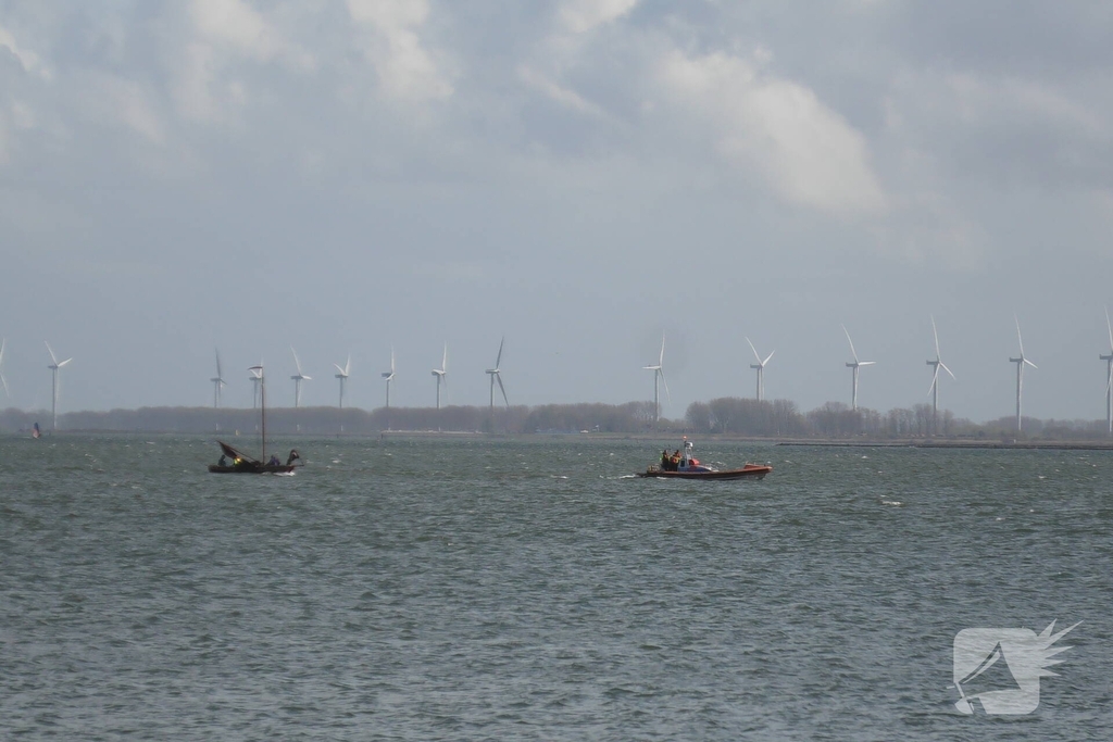 Bootje op drift met meerdere personen