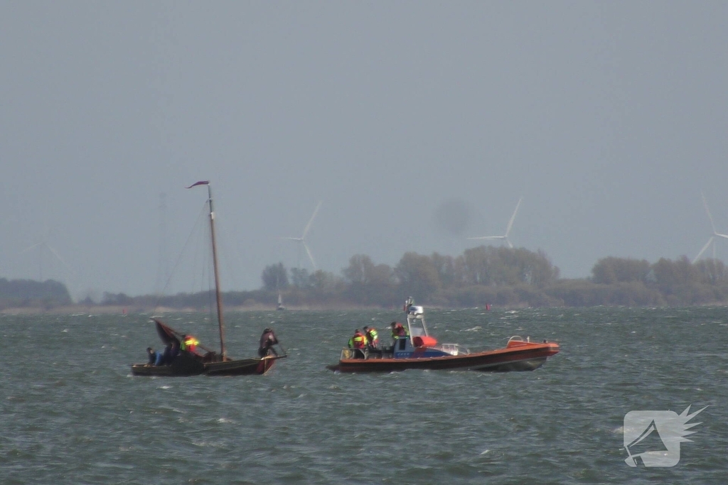 Bootje op drift met meerdere personen