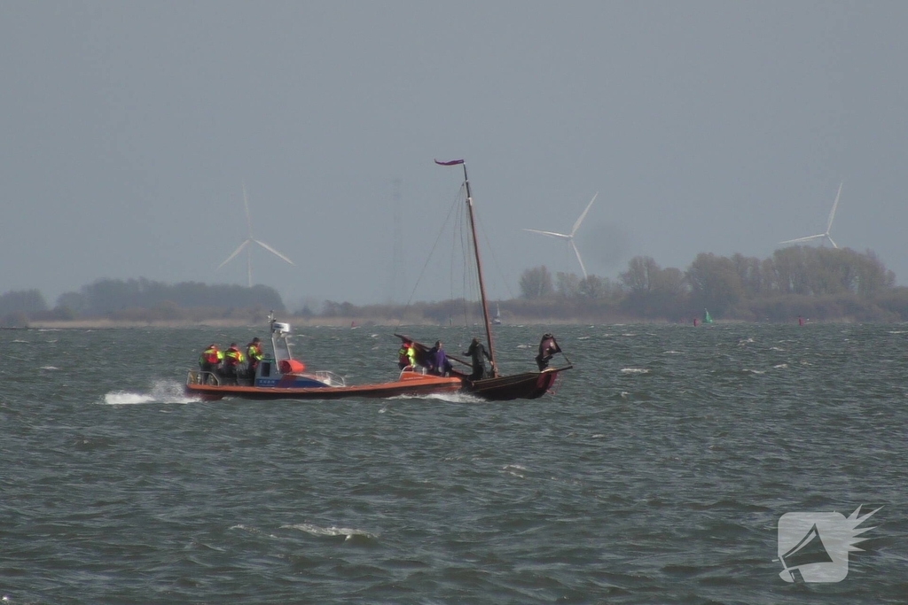Bootje op drift met meerdere personen