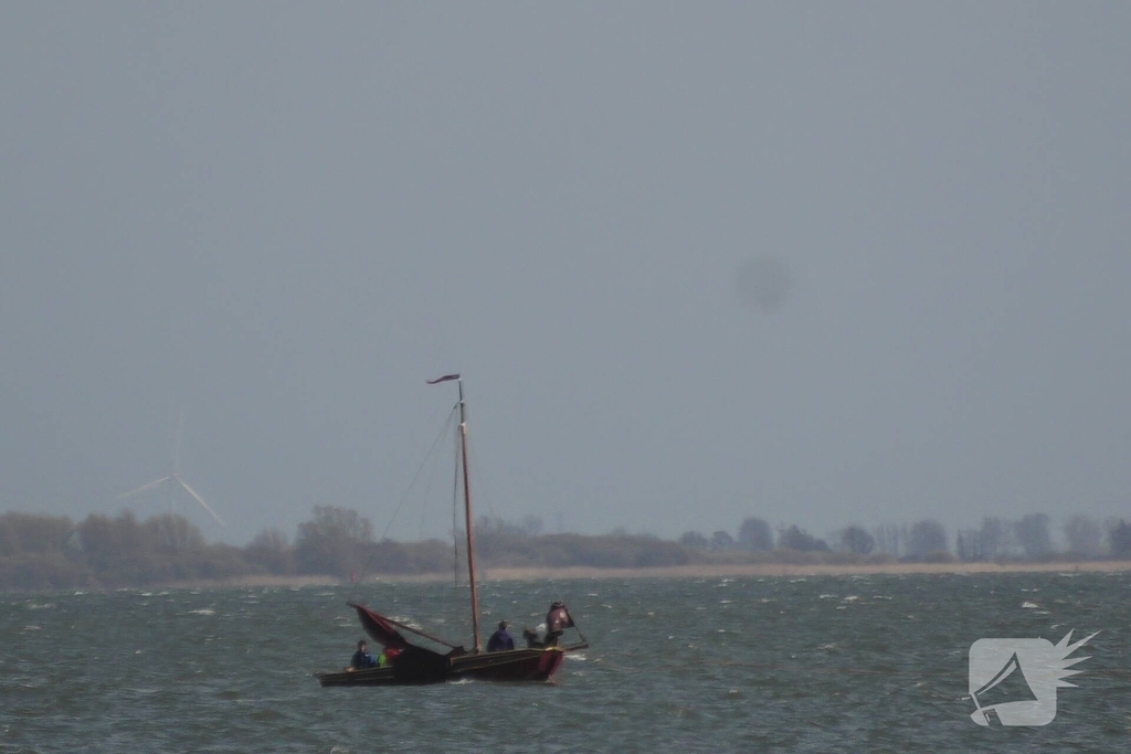 Bootje op drift met meerdere personen