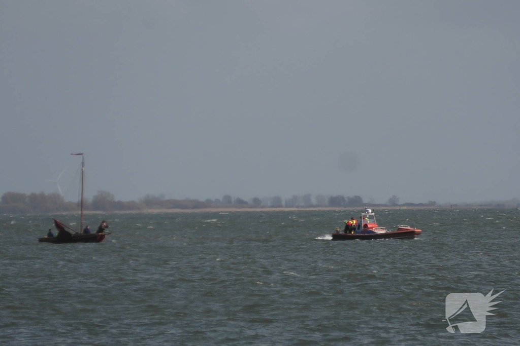 Bootje op drift met meerdere personen