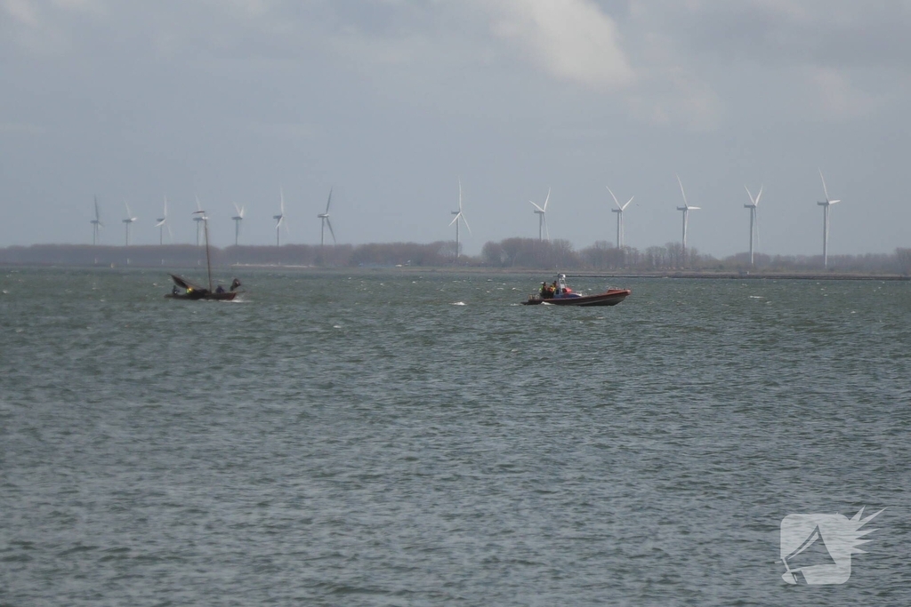 Bootje op drift met meerdere personen