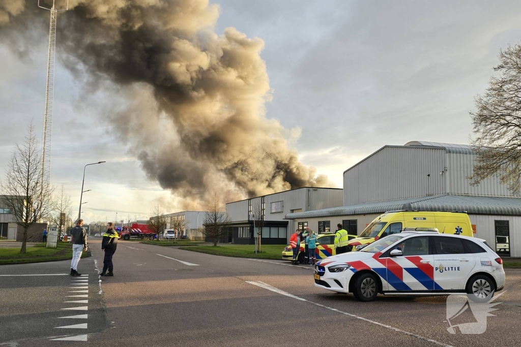 Flinke rookwolken bij grote uitslaande industriebrand
