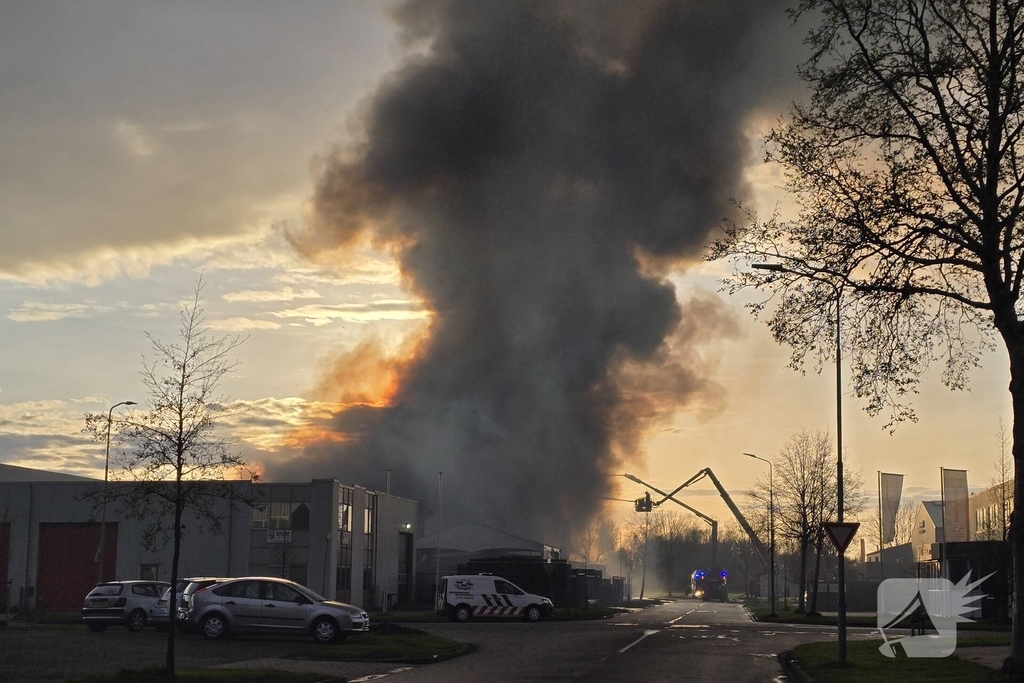 Flinke rookwolken bij grote uitslaande industriebrand