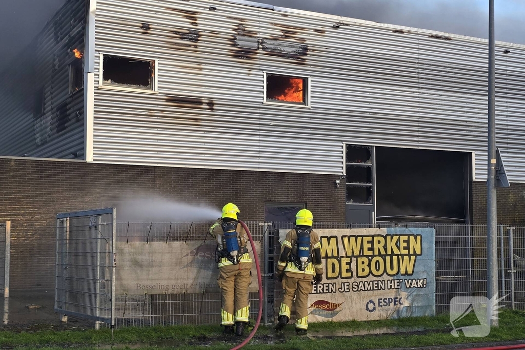 Flinke rookwolken bij grote uitslaande industriebrand
