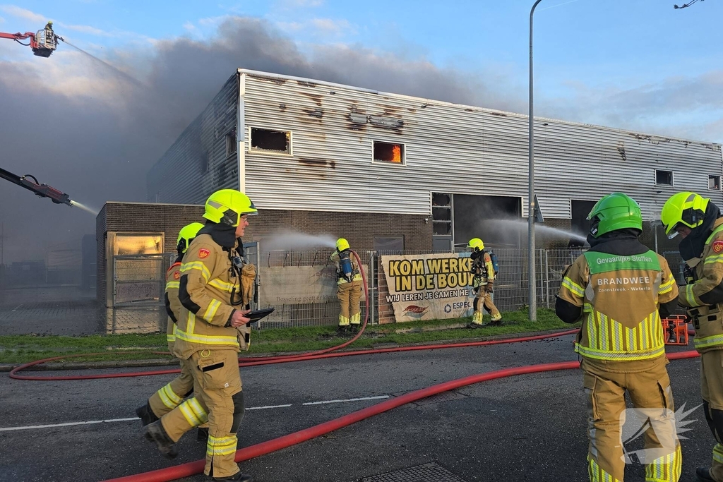 Flinke rookwolken bij grote uitslaande industriebrand