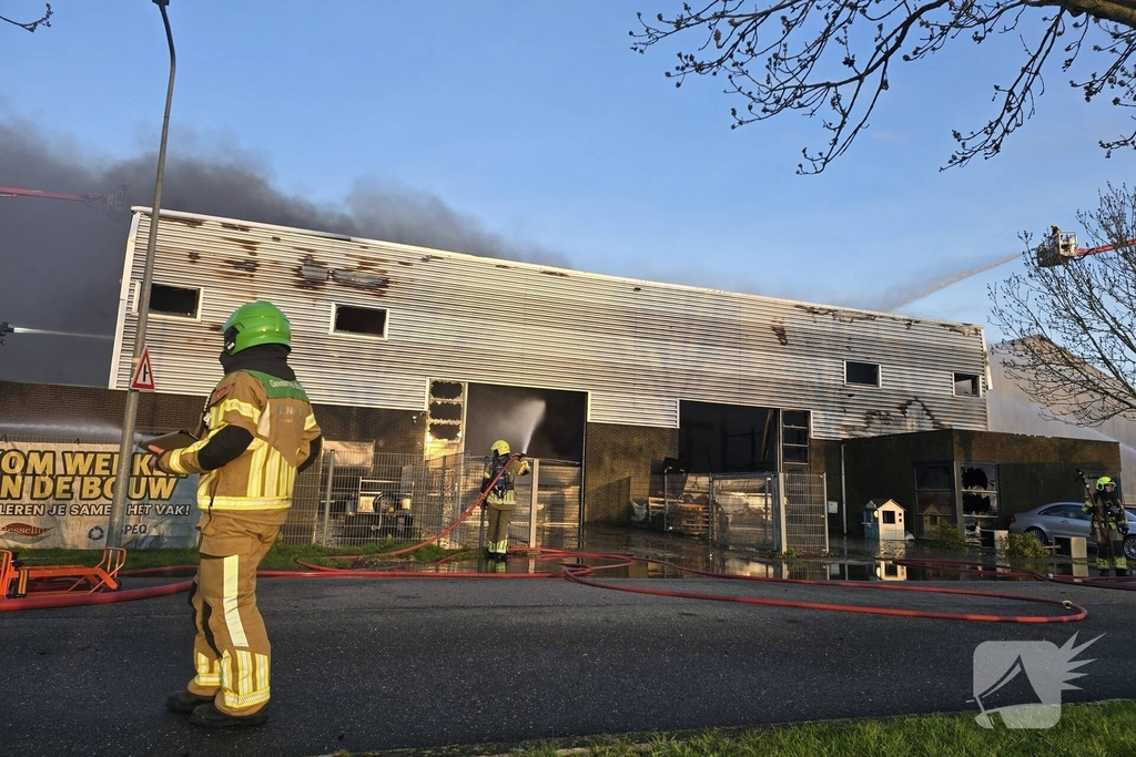 Flinke rookwolken bij grote uitslaande industriebrand