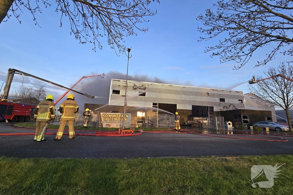 Flinke rookwolken bij grote uitslaande industriebrand