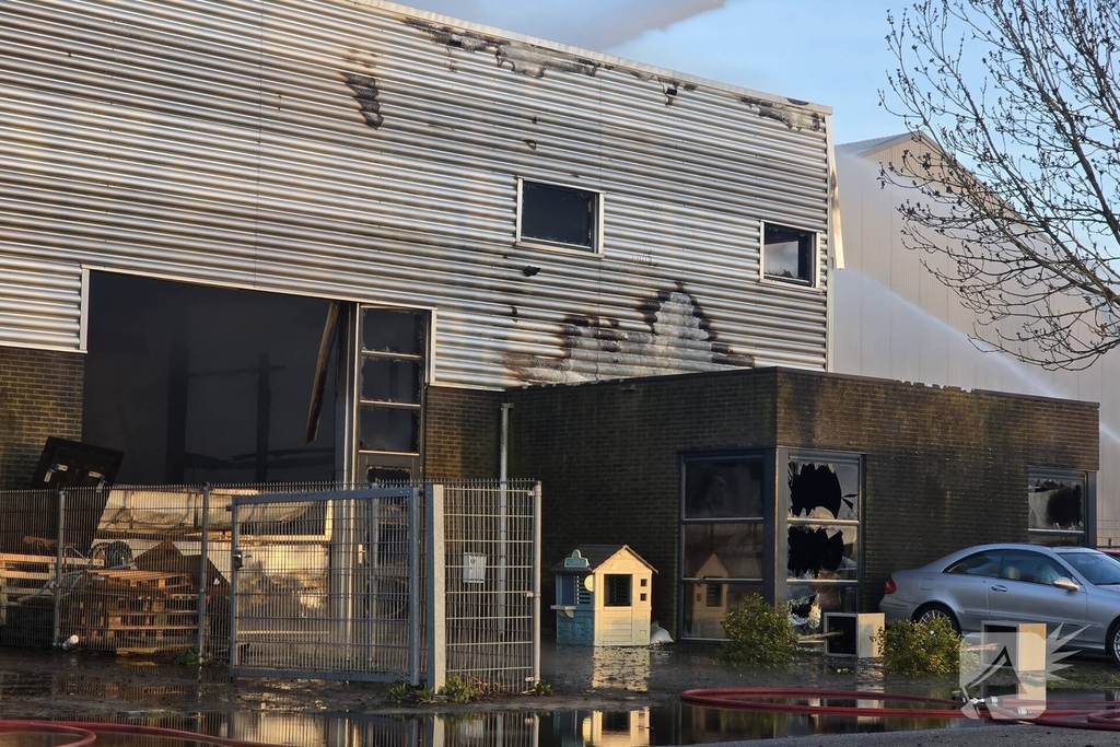 Flinke rookwolken bij grote uitslaande industriebrand
