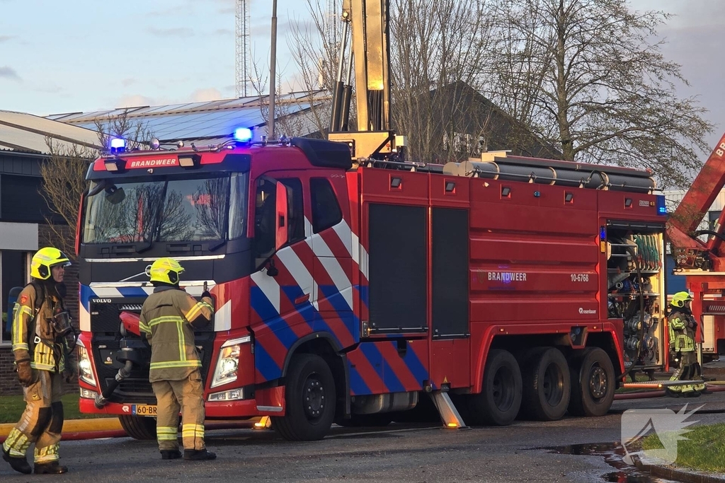 Flinke rookwolken bij grote uitslaande industriebrand