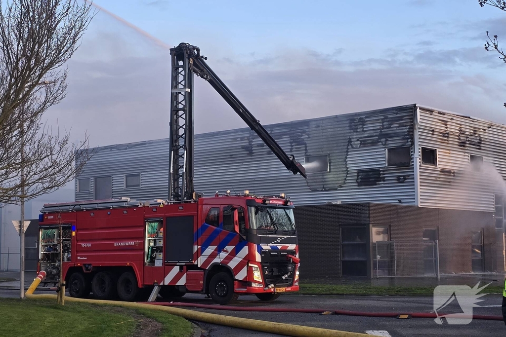 Flinke rookwolken bij grote uitslaande industriebrand