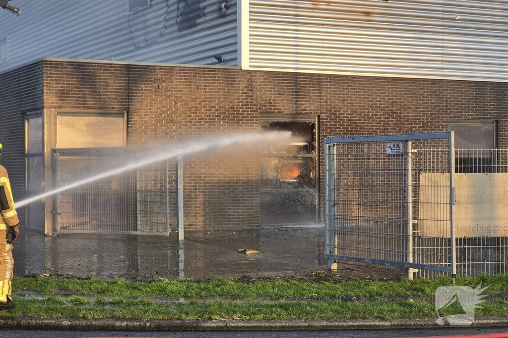 Flinke rookwolken bij grote uitslaande industriebrand