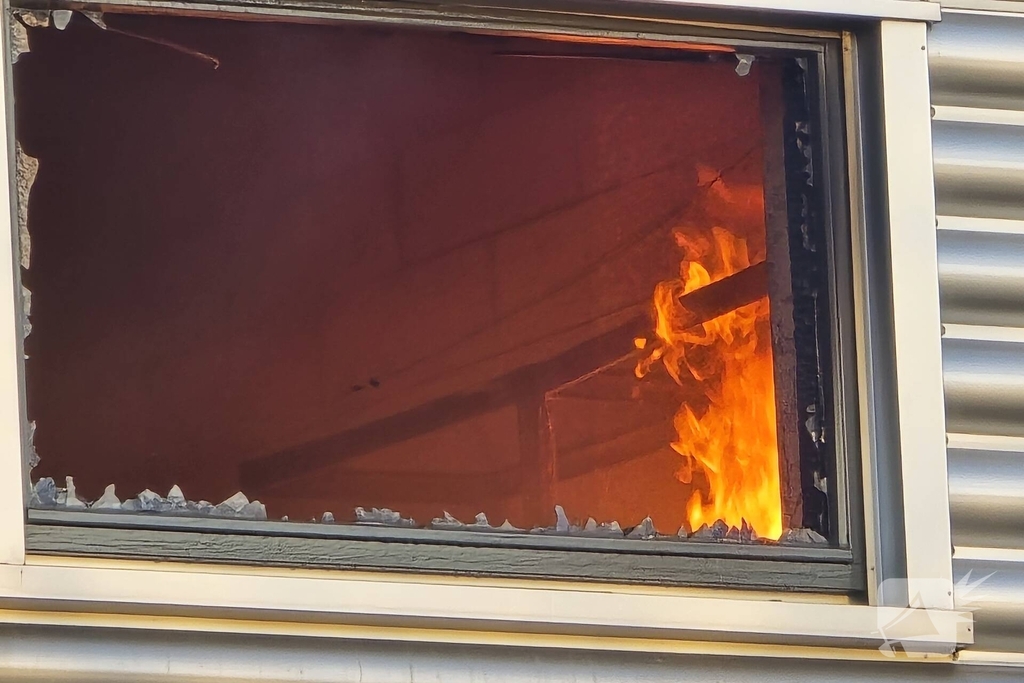 Flinke rookwolken bij grote uitslaande industriebrand