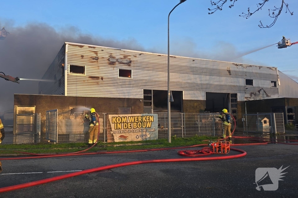 Flinke rookwolken bij grote uitslaande industriebrand