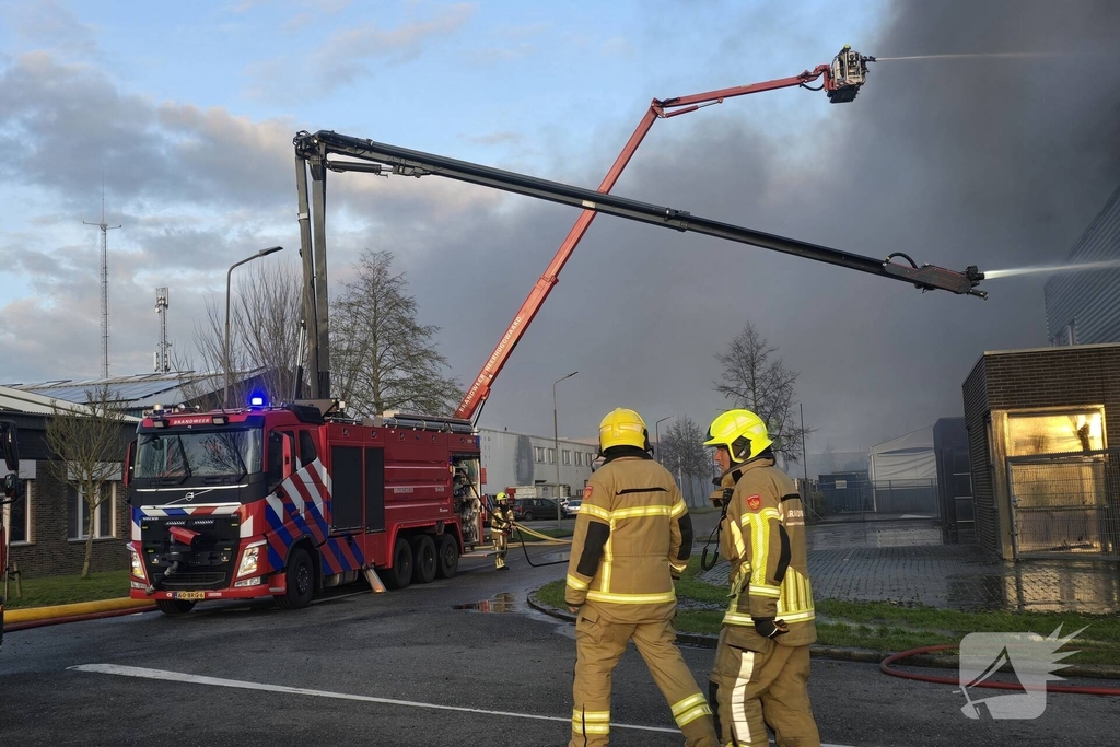 Flinke rookwolken bij grote uitslaande industriebrand
