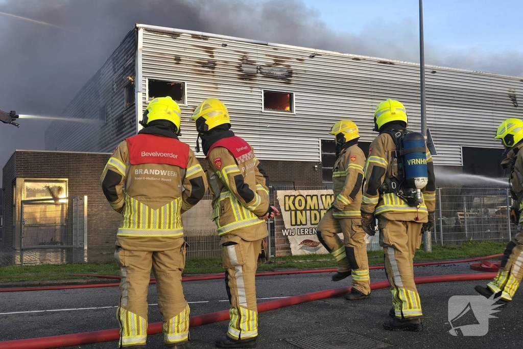 Flinke rookwolken bij grote uitslaande industriebrand