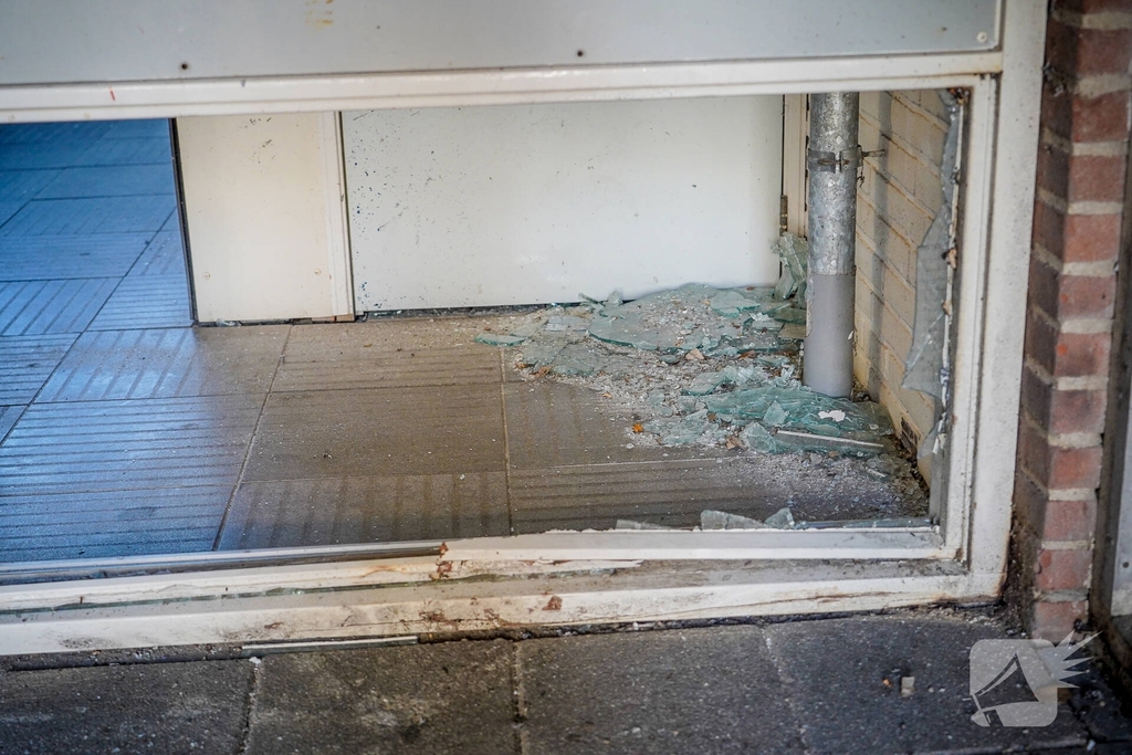 Politie zoekt getuigen nadat explosie portiek vernielt