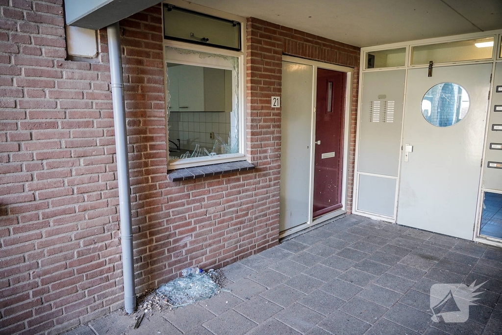 Politie zoekt getuigen nadat explosie portiek vernielt