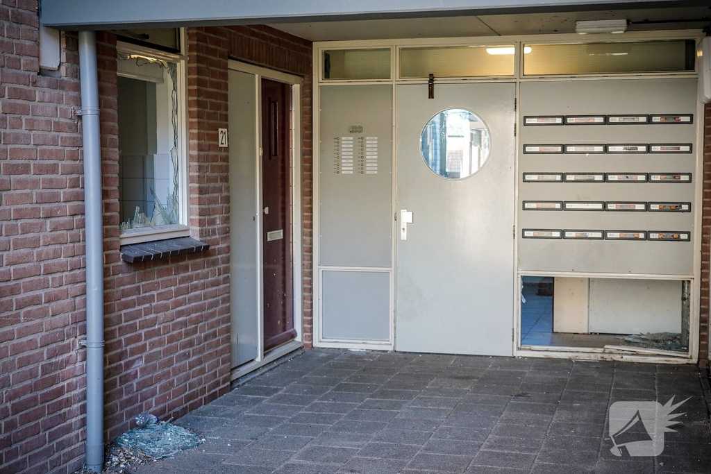 Politie zoekt getuigen nadat explosie portiek vernielt