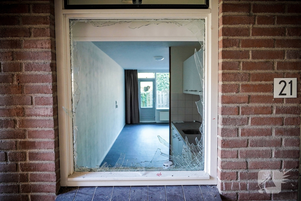 Politie zoekt getuigen nadat explosie portiek vernielt