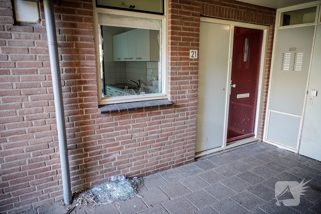 Politie zoekt getuigen nadat explosie portiek vernielt