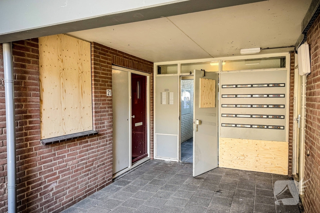 Politie zoekt getuigen nadat explosie portiek vernielt