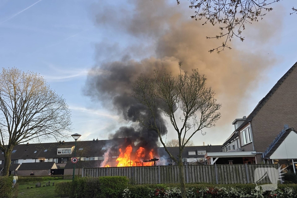 Schuur brandt volledig uit