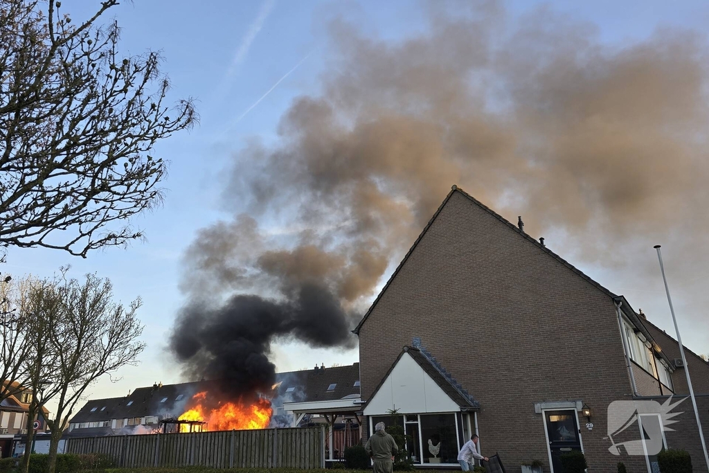 Schuur brandt volledig uit