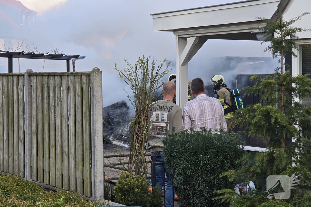 Schuur brandt volledig uit