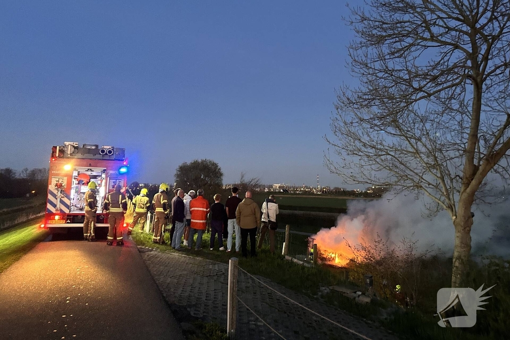 Brandende houten constructie geblust