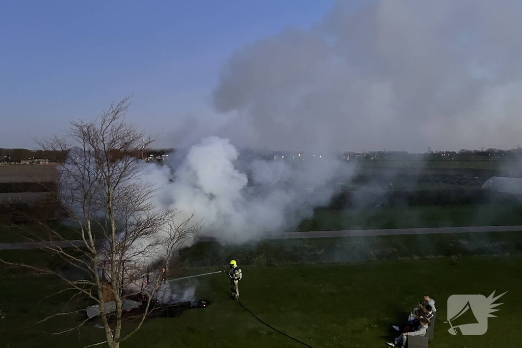 Brandende houten constructie geblust